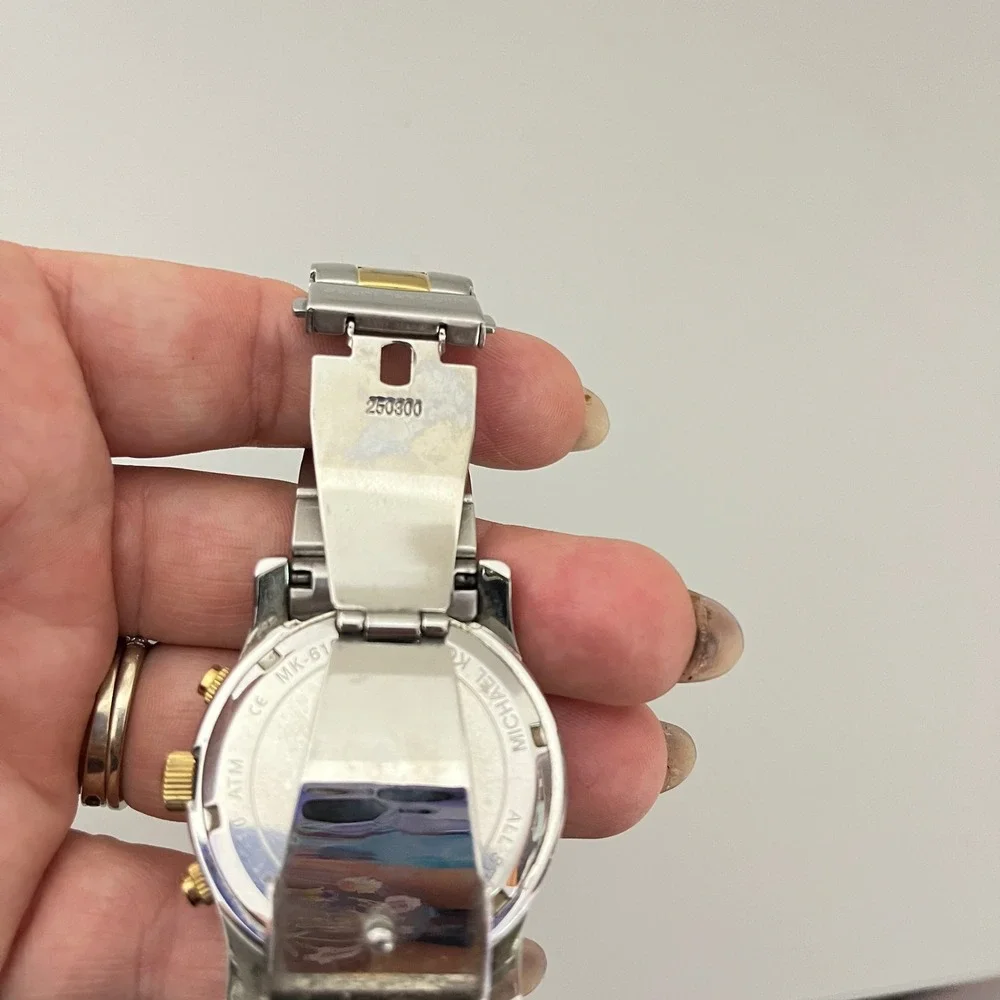 Michael Kors needs battery
